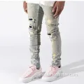 Jeans reparados de flacos blanqueados desteñidos